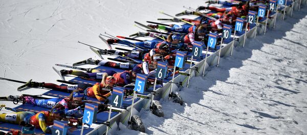 Спортсменки на стрельбище во время эстафеты в Антхольце Спортсменки на стрельбище во время эстафеты в Антхольце - Sputnik Беларусь