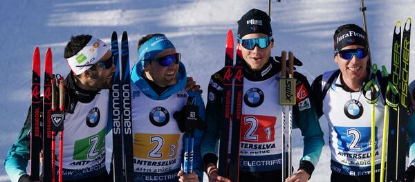 Мартен Фуркад, Симон Детьё, Эмильен Жаклен и Кентен Фийон Майе после финиша в эстафете Мартен Фуркад, Симон Детьё, Эмильен Жаклен и Кентен Фийон Майе после финиша в эстафете - Sputnik Беларусь