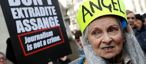 Фэшн дизайнер Вивьен Вествуд на митинге в поддержку Ассанжа - Sputnik Беларусь