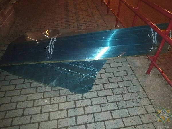 Ветер сорвал крышу остановки в Минске – пострадала пенсионерка - Sputnik Беларусь