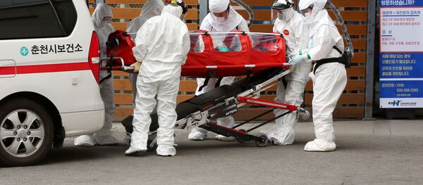 Пациент с коронавирусом доставлен в больницу в Чхунчхоне - Sputnik Беларусь
