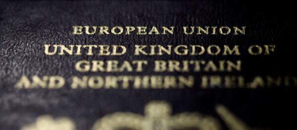 Крупный план британского паспорта Крупный план британского паспорта - Sputnik Беларусь