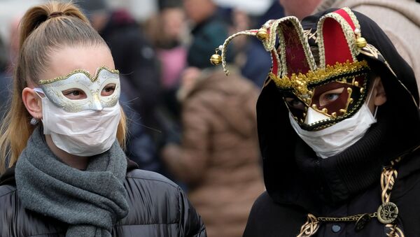 Карнавальные и защитные маски для лица на Венецианском карнавале  - Sputnik Беларусь