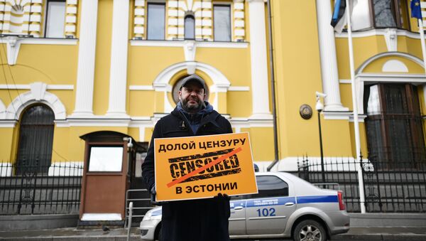 Исполнительный директор МИА Россия сегодня Кирилл Вышинский участвует в пикете у посольства Эстонии в Москве - Sputnik Беларусь