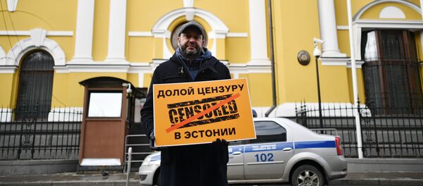 Выканаўчы дырэктар МІА Россия сегодня Кірыл Вышынскі ўдзельнічае ў пікеце ля пасольства Эстоніі ў Маскве Выканаўчы дырэктар МІА Россия сегодня Кірыл Вышынскі ўдзельнічае ў пікеце ля пасольства Эстоніі ў Маскве - Sputnik Беларусь
