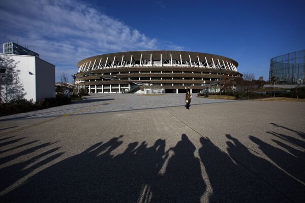 Еще в декабре 2019 года журналистам показали новый Национальный стадион в Токио, полностью готовый к Играм. На Национальном стадионе пройдут церемонии открытия и закрытия, а также легкоатлетические соревнования. - Sputnik Беларусь