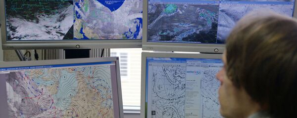 Сотрудник гидрометцентра за рабочим местом - Sputnik Беларусь
