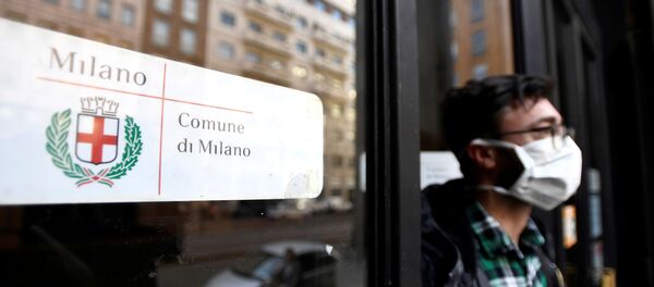 Мужчина в маске в Милане - Sputnik Беларусь