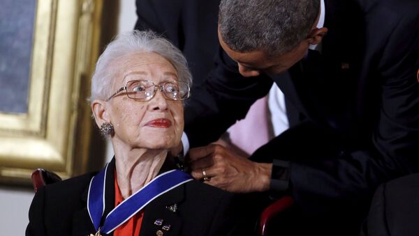 Барак Обама вручает медаль Свободы Кэтрин Джонсон - Sputnik Беларусь