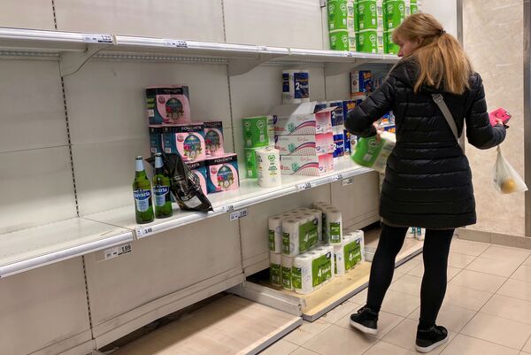 Скупают все, чтобы не выходить! Белорусы рассказали, что творится в Италии - Sputnik Беларусь