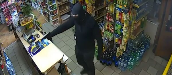 Уборщица магазина в Польше отбилась от грабителя шваброй - Sputnik Беларусь