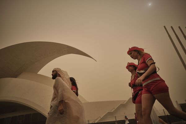 Люди в карнавальных костюмах во время песчаной бури на острове Тенерифе  - Sputnik Беларусь