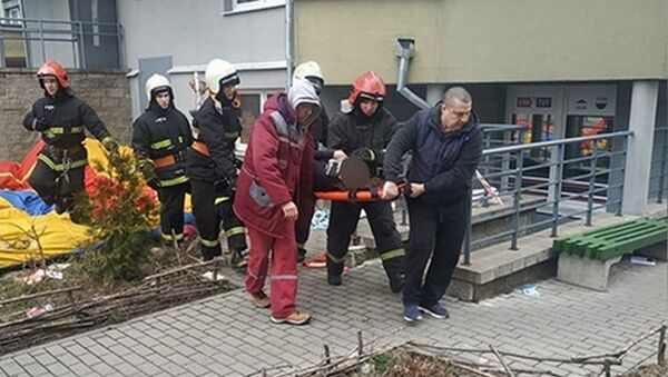 Сотрудники МЧС спасли женщину, которая упала с 8-го этажа в Минске - Sputnik Беларусь
