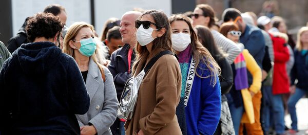 Люди в защитных масках в Италии - Sputnik Беларусь