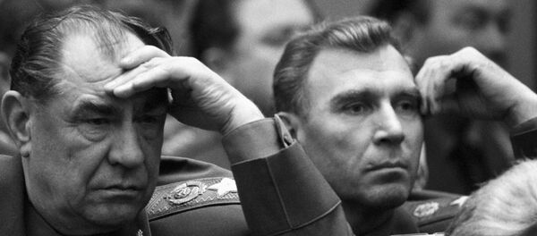 Делегаты XXVIII съезда КПСС министр обороны СССР Д. Т. Язов (слева) и начальник Генерального штаба ВС СССР М. Моисеев  - Sputnik Беларусь