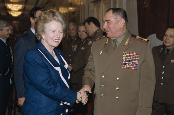 Дмитрий Тимофеевич Язов, министр обороны СССР (справа) и Маргарет Тэтчер, бывший премьер-министр Великобритании - Sputnik Беларусь