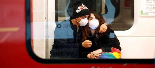 Итальянцы в защитных масках - Sputnik Беларусь