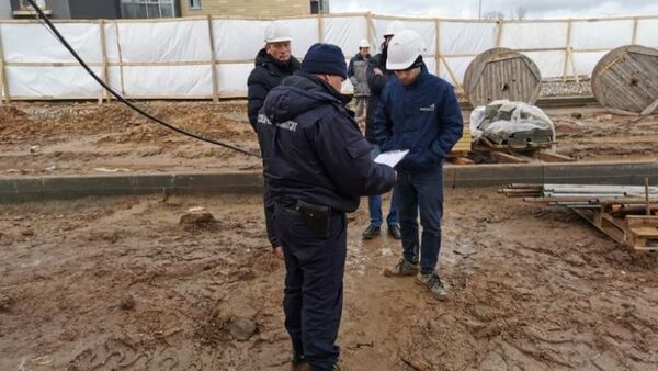 Следователи работают на месте гибели рабочего в Минском районе - Sputnik Беларусь
