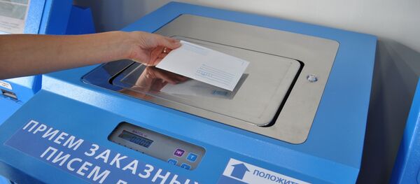 Сейчас по всей стране работает 43 терминала самообслуживания SmartPOST.  С их помощью можно отправить без очереди заказное письмо до двух килограммов. - Sputnik Беларусь