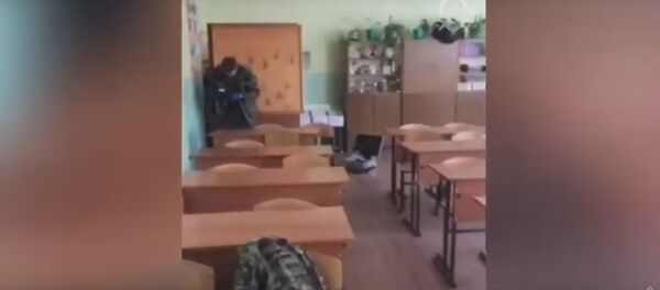 Вооруженный подросток напал на учительницу: видео с места происшествия - Sputnik Беларусь