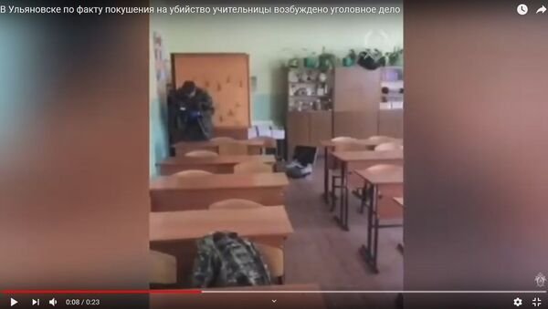 Вооруженный подросток напал на учительницу: видео с места происшествия - Sputnik Беларусь