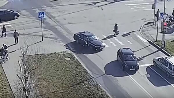 Учебный автомобиль сбил пешехода на перекрестке в Пинске - Sputnik Беларусь