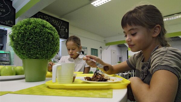 Ученицы обедают в школьной столовой, архивное фото  - Sputnik Беларусь
