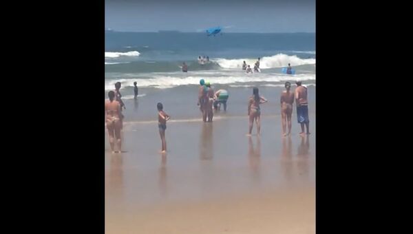 Легкомоторный самолет упал в воду возле пляжа в Бразилии - Sputnik Беларусь