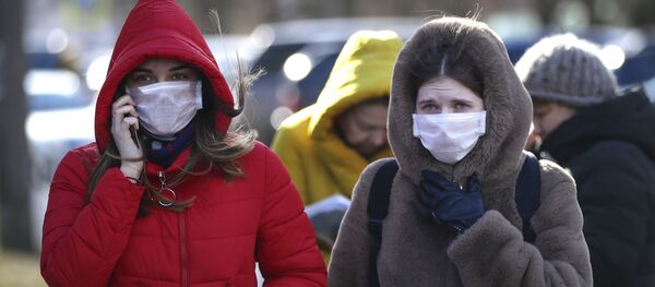 Дзяўчыны ў масках каля інфекцыйнай бальніцы Мінска Дзяўчыны ў масках каля інфекцыйнай бальніцы Мінска - Sputnik Беларусь