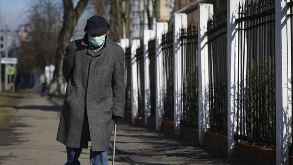 Мужчина в маске у инфекционной больницы Минска - Sputnik Беларусь
