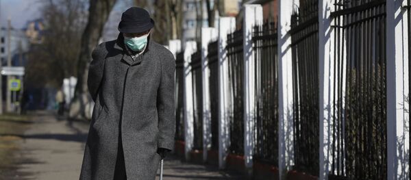 Мужчина в маске у инфекционной больницы Минска - Sputnik Беларусь