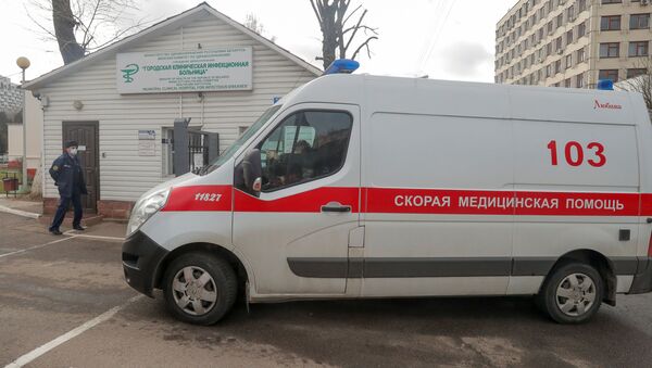 Автомобиль скорой помощи возле инфекционной больницы Минска - Sputnik Беларусь