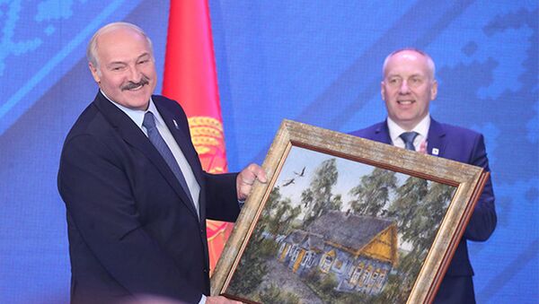 Профсоюзы подарили Лукашенко картину с его родной школой - Sputnik Беларусь