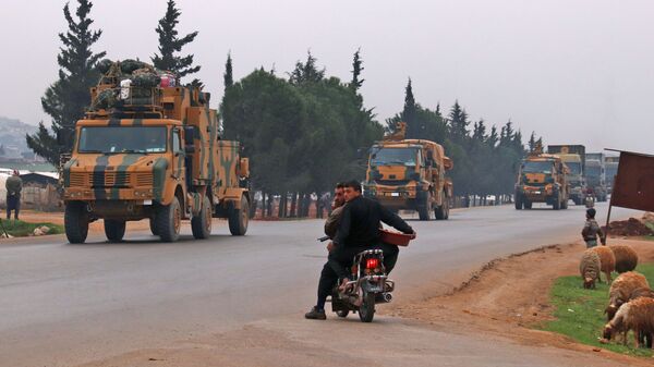 Сирийцы ждут, чтобы пересечь перекресток, поскольку турецкий военный конвой проезжает мимо деревни Кафр-Ямул, к северу от Идлиба на северо-западе Сирии,  - Sputnik Беларусь
