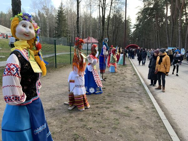 На аллее масленичных кукол стояли десятки Маслениц. - Sputnik Беларусь