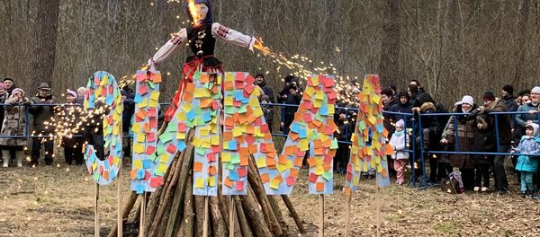Рядом с чучелом Масленицы горожане клеили записки, куда вписывали все плохое, что нужно отправить в огонь – плохое настроение, безденежье и коронавирус. - Sputnik Беларусь
