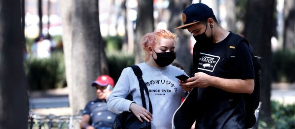 Людзі ў масках, архіўнае фота Людзі ў масках, архіўнае фота - Sputnik Беларусь