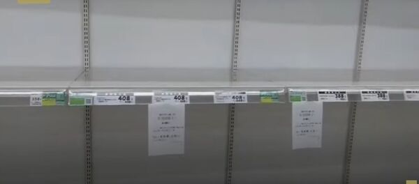 Видеофакт: японцы смели все в магазинах в коронавирусной панике Видеофакт: японцы смели все в магазинах в коронавирусной панике - Sputnik Беларусь