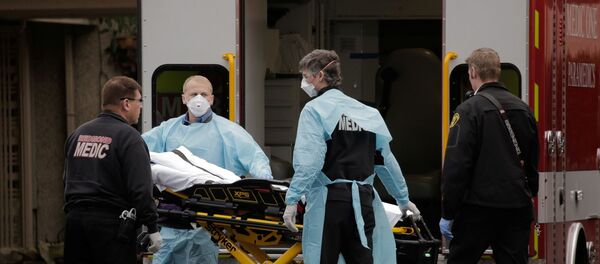 Медики госпитализируют пациента в центре жизнеобеспечения Киркланда, США - Sputnik Беларусь