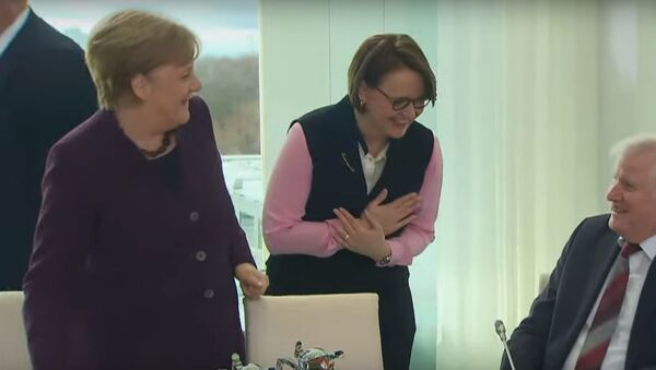 Немецкий министр не пожал руку Меркель из-за боязни коронавируса  - Sputnik Беларусь