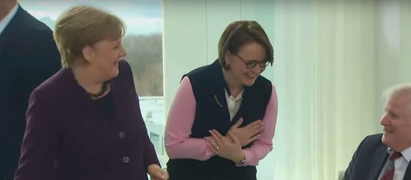 Немецкий министр не пожал руку Меркель из-за боязни коронавируса  - Sputnik Беларусь