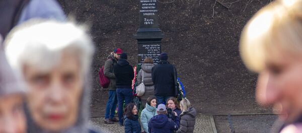 Люди у мемориала Яма - Sputnik Беларусь