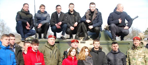 Юрий Караев на встрече с молодыми людьми, которые помогли задержать преступников Юрий Караев на встрече с молодыми людьми, которые помогли задержать преступников - Sputnik Беларусь