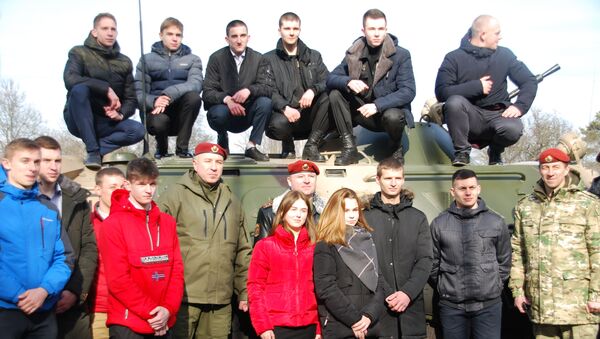 Юрий Караев на встрече с молодыми людьми, которые помогли задержать преступников - Sputnik Беларусь