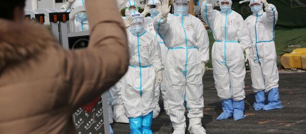 Медперсонал прощается с выписанным из больницы пациентом - Sputnik Беларусь