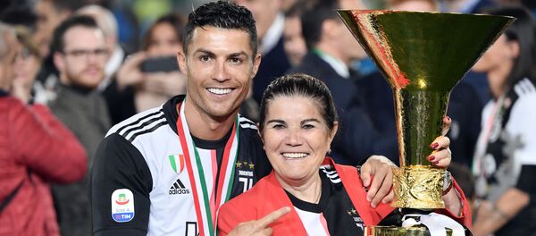 Футболист Криштиану Роналду с матерью - Sputnik Беларусь