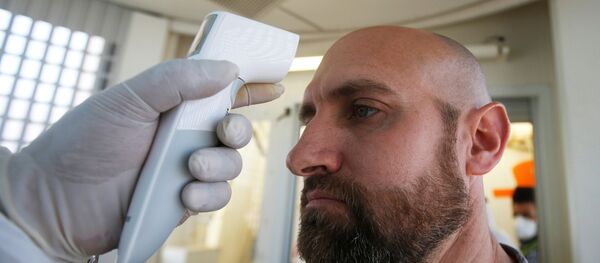 Мужчыну замераць тэмпературу Мужчыну замераць тэмпературу - Sputnik Беларусь