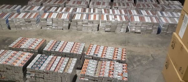 Крупную партию сигарет нашли таможенники Литвы в белорусской фуре - Sputnik Беларусь