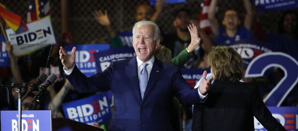 Бывший вице-президент США Джо Байден на праймериз в супервторник - Sputnik Беларусь
