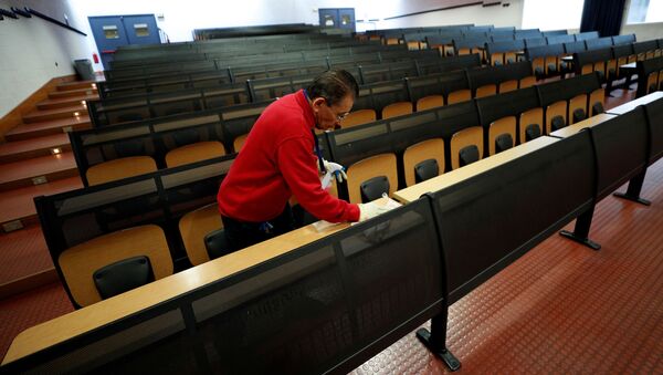 Мужчина убирает пустую аудиторию в университете  - Sputnik Беларусь